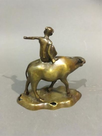 VIETNAM, sujet en bronze jeune homme et buffle
H :...