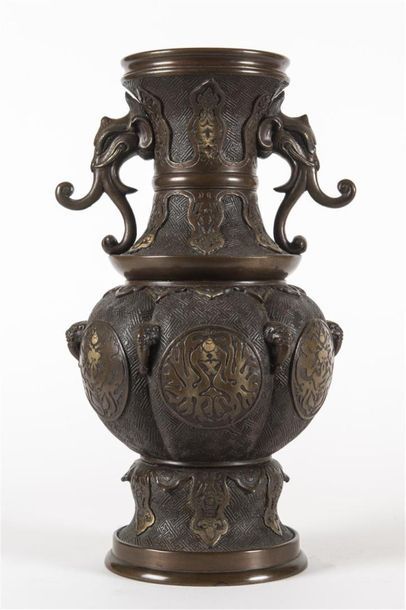 Indochine, paire de vases en bronze ciselé,...