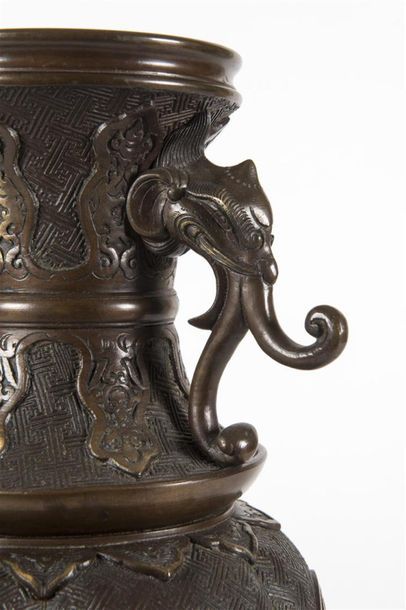 Indochine, paire de vases en bronze ciselé,...