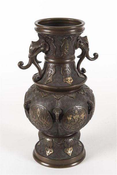 Indochine, paire de vases en bronze ciselé,...
