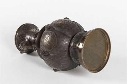 Indochine, paire de vases en bronze ciselé,...