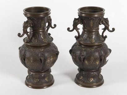 Indochine, paire de vases en bronze ciselé,...