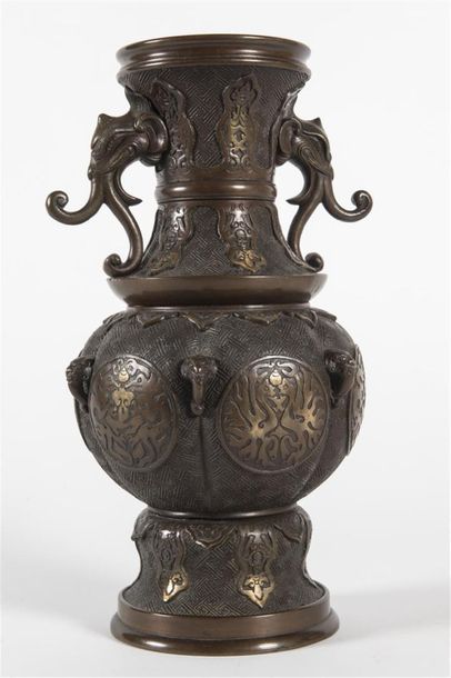 Indochine, paire de vases en bronze ciselé,...