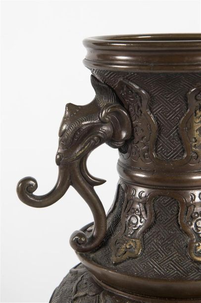 Indochine, paire de vases en bronze ciselé,...