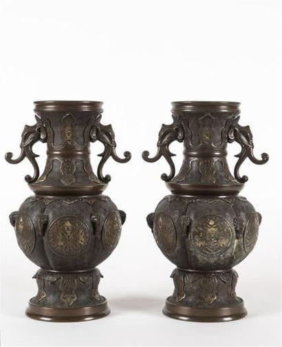 Indochine, paire de vases en bronze ciselé,...