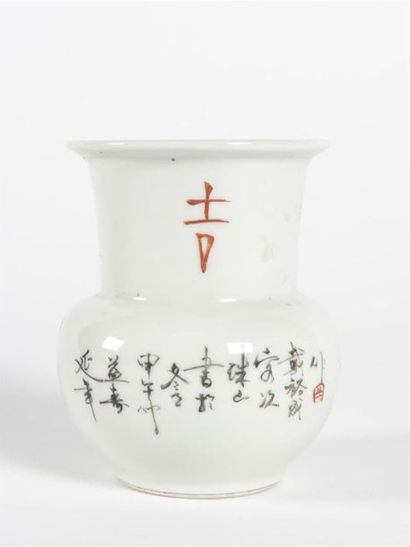 Chine Petit vase cornet en porcelaine polychrome...