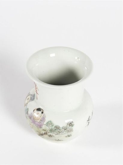 Chine Petit vase cornet en porcelaine polychrome...
