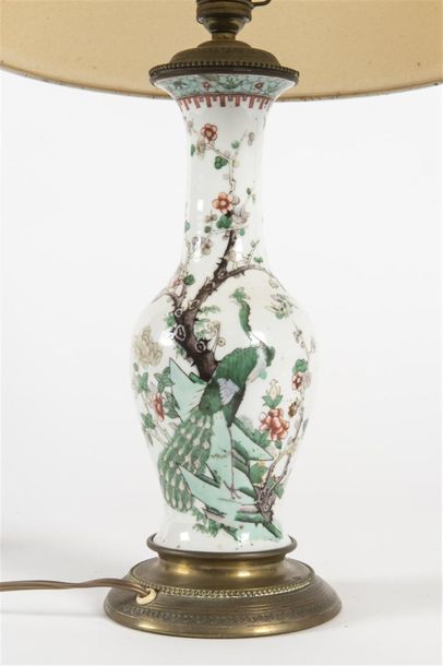Chine, pied de lampe en porcelaine à décor...