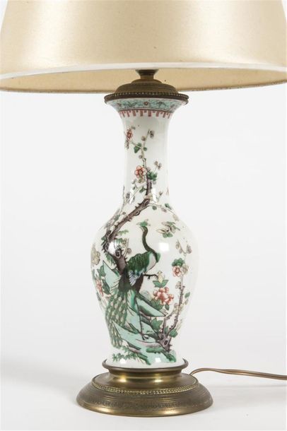 Chine, pied de lampe en porcelaine à décor...