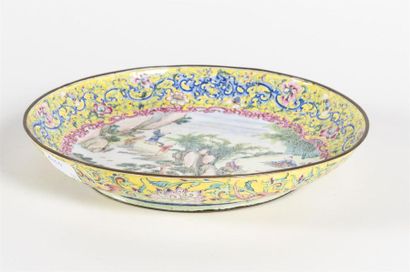 CHINE, CANTON, Coupe en cuive émaillé, à...