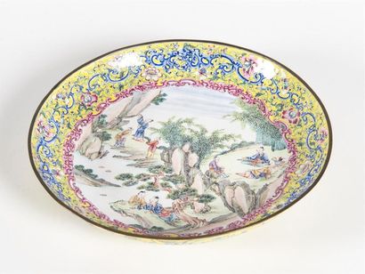 CHINE, CANTON, Coupe en cuive émaillé, à...