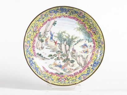 CHINE, CANTON, Coupe en cuive émaillé, à...