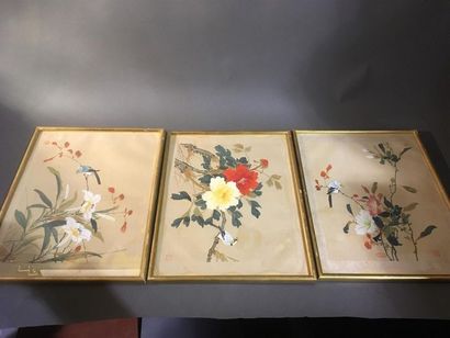 Trois peintures sur soie signées dans des...