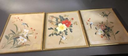 Trois peintures sur soie signées dans des...