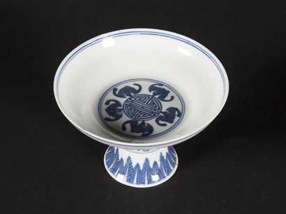 Coupe sur pied en porcelaine à décor bleu...