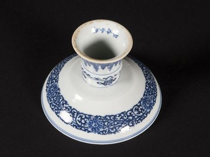 Coupe sur pied en porcelaine à décor bleu...