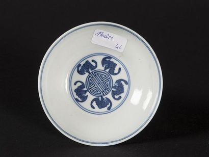 Coupe sur pied en porcelaine à décor bleu...