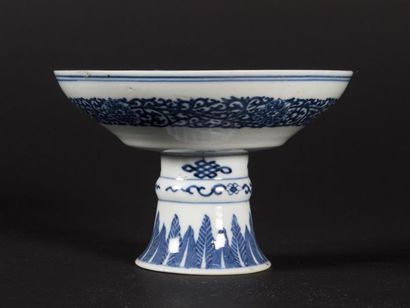 Coupe sur pied en porcelaine à décor bleu...