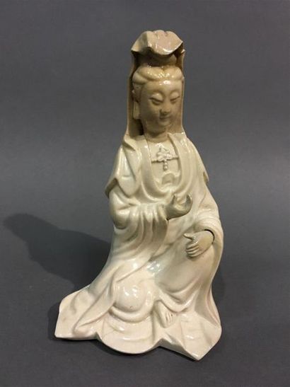 Chine, statue de gua nin en pierre dure19eme...