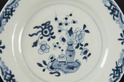 Chine, Assiette décor vase et fleur, bleu...