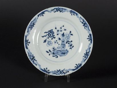 Chine, Assiette décor vase et fleur, bleu...