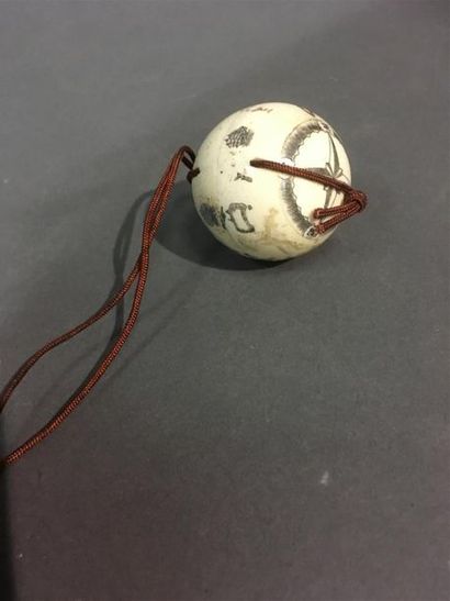 Pendentif en os gravé, globe terrestre 
Diam :...