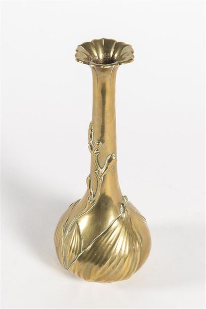 JAPON, vase en bronze 
Signé dans un cachet
H...