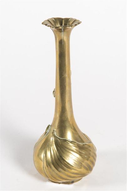 JAPON, vase en bronze 
Signé dans un cachet
H...
