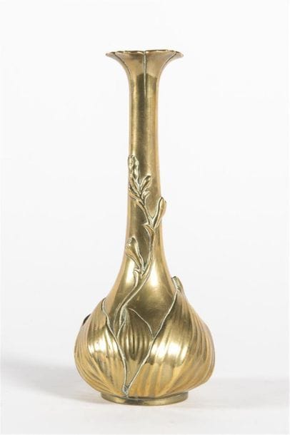 JAPON, vase en bronze 
Signé dans un cachet
H...