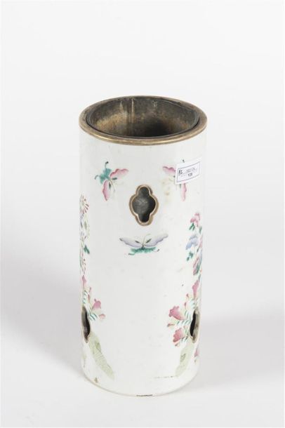 Chine, vase rouleau en porcelaine à décor...