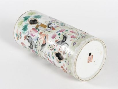 Chine, vase rouleau en porcelaine à décor...