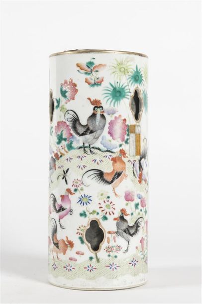 Chine, vase rouleau en porcelaine à décor...