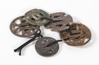 Japon, lot de cinq tsubas en fer et bronze
D:...