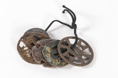 Japon, lot de cinq tsubas en fer et bronze
D:...