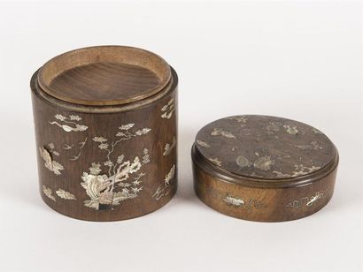 Pot couvert en bois à décor de motifs incrusté...