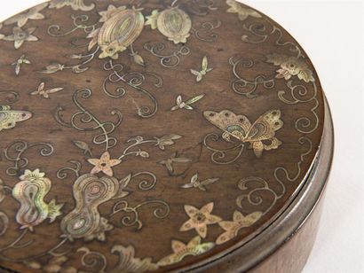 Pot couvert en bois à décor de motifs incrusté...