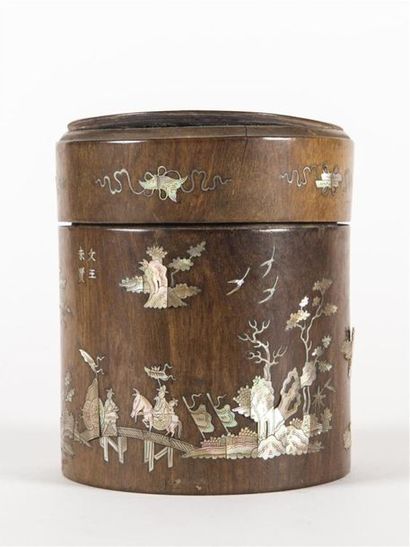 Pot couvert en bois à décor de motifs incrusté...