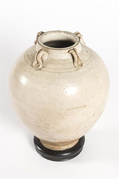 Vietnam , 
vase pansu en porcelaine à couverte...
