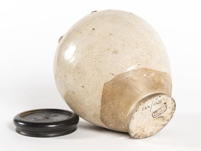 Vietnam , 
vase pansu en porcelaine à couverte...