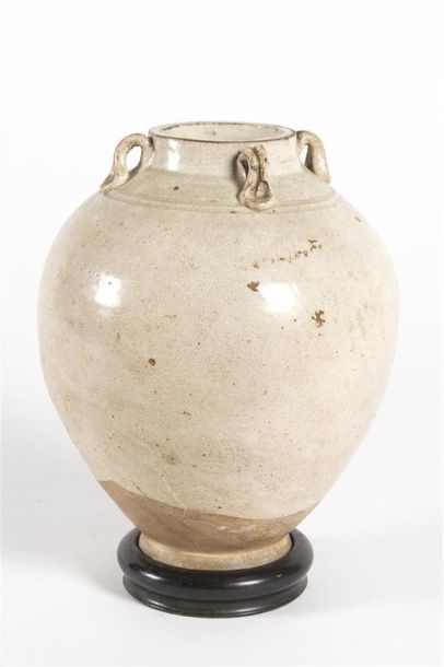 Vietnam , 
vase pansu en porcelaine à couverte...