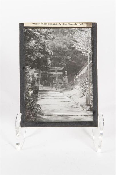 Plaques photographiques en verre sur le Japon
Deux...