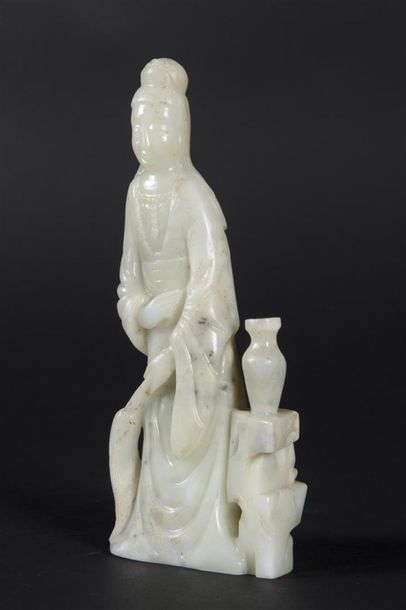 Chine, Gua nin en jade néphrite
 H : 20 cm
Un...
