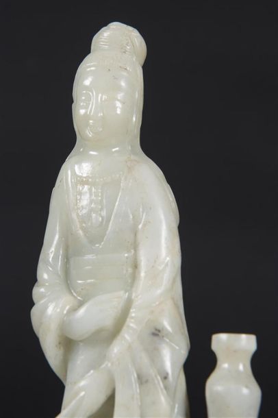 Chine, Gua nin en jade néphrite
 H : 20 cm
Un...