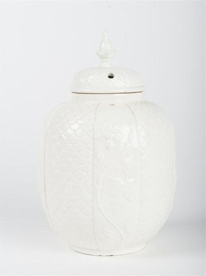 Chine, Paire de brule-parfums en porcelaine...