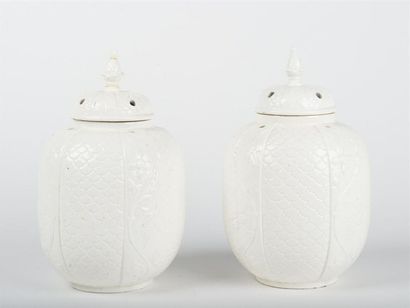 Chine, Paire de brule-parfums en porcelaine...