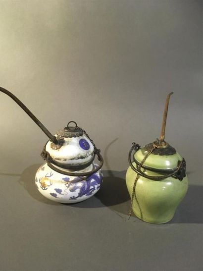 Pipe en porcelaine à décor tournant d'un...