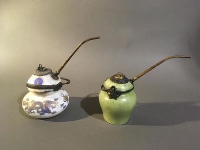 Pipe en porcelaine à décor tournant d'un...