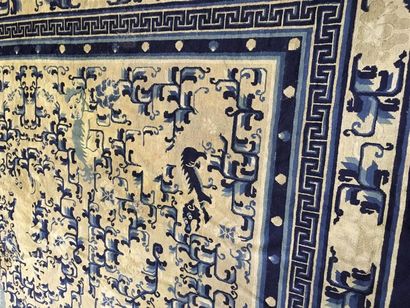 Tapis bleu à décor de chiens de Fo
283 x...