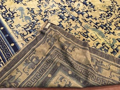 Tapis bleu à décor de chiens de Fo
283 x...