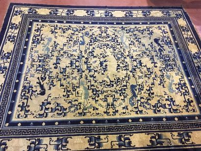 Tapis bleu à décor de chiens de Fo
283 x...
